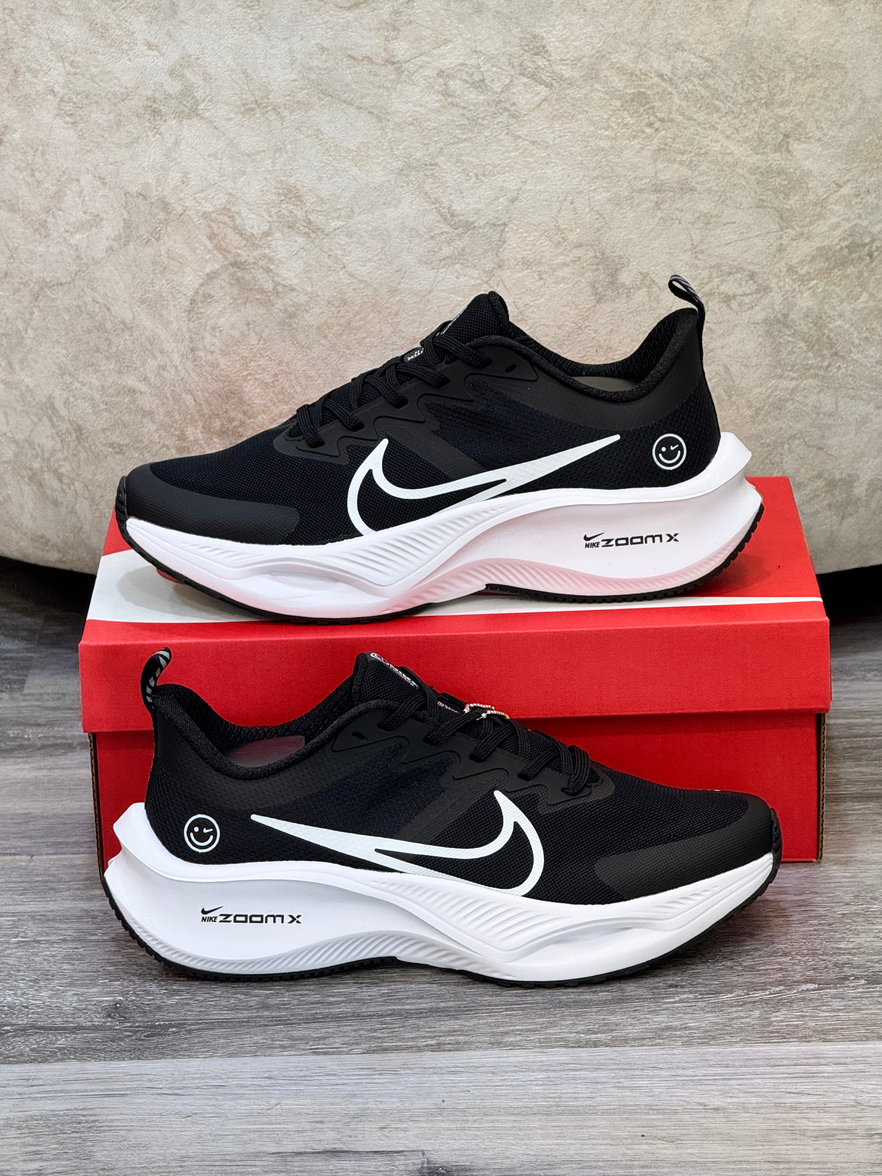 NIKE ZOOMX SMILE