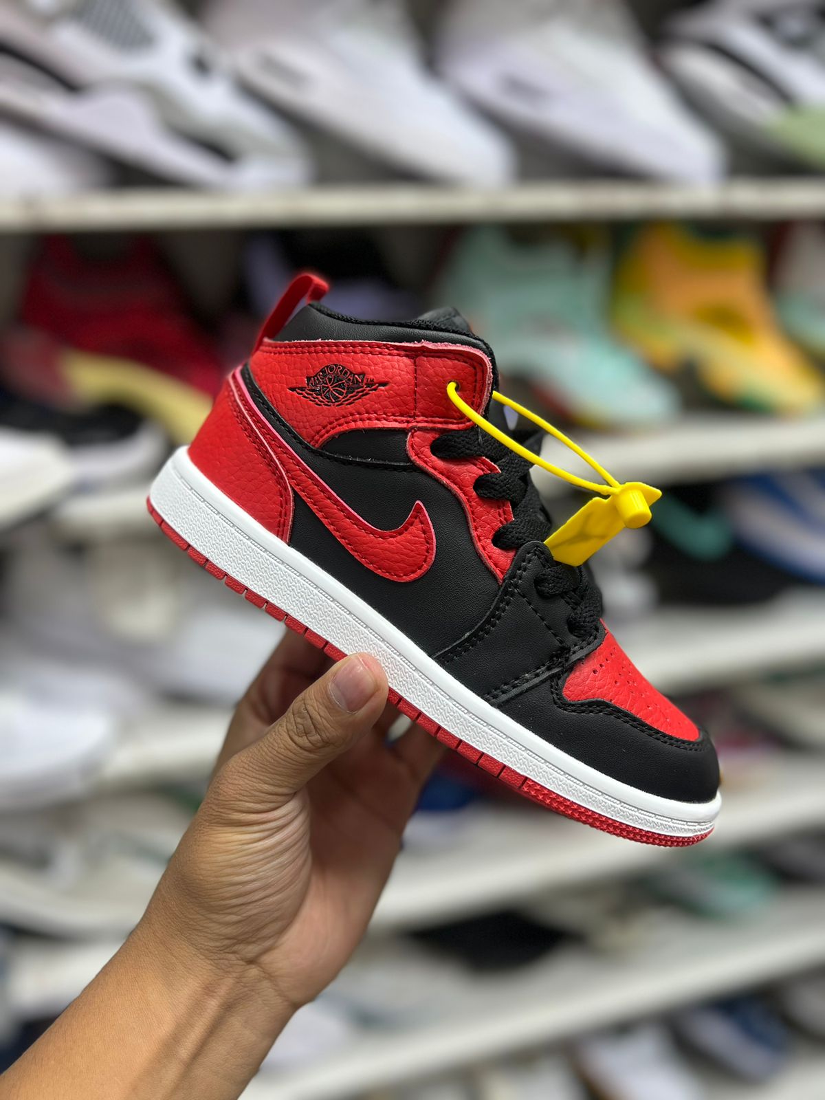JORDAN AIR RETRO 1 - ROJO / NEGRO