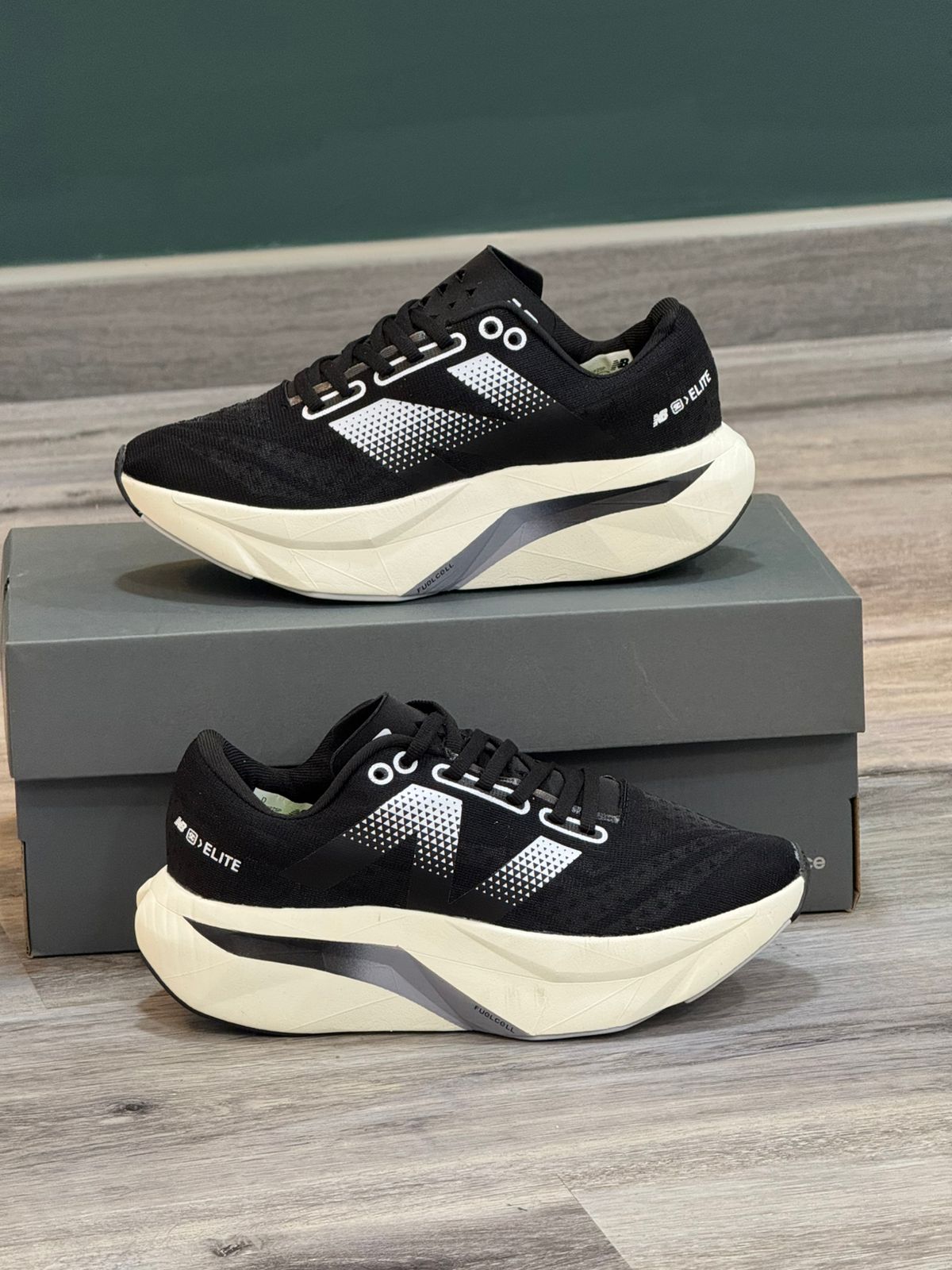 NEW BALANCE ELITE V4 HOMBRE