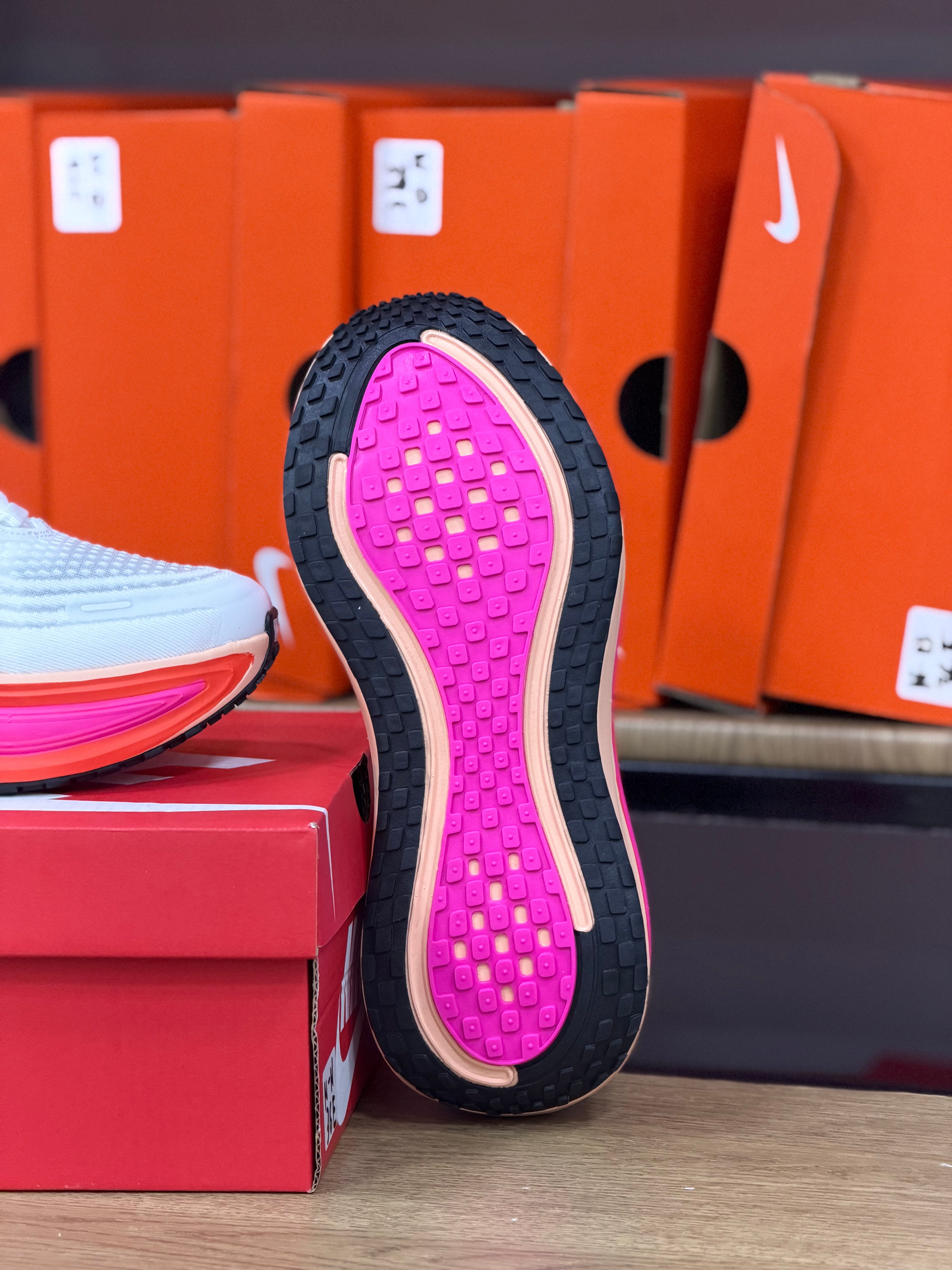 NIKE VOMERO PLUS
