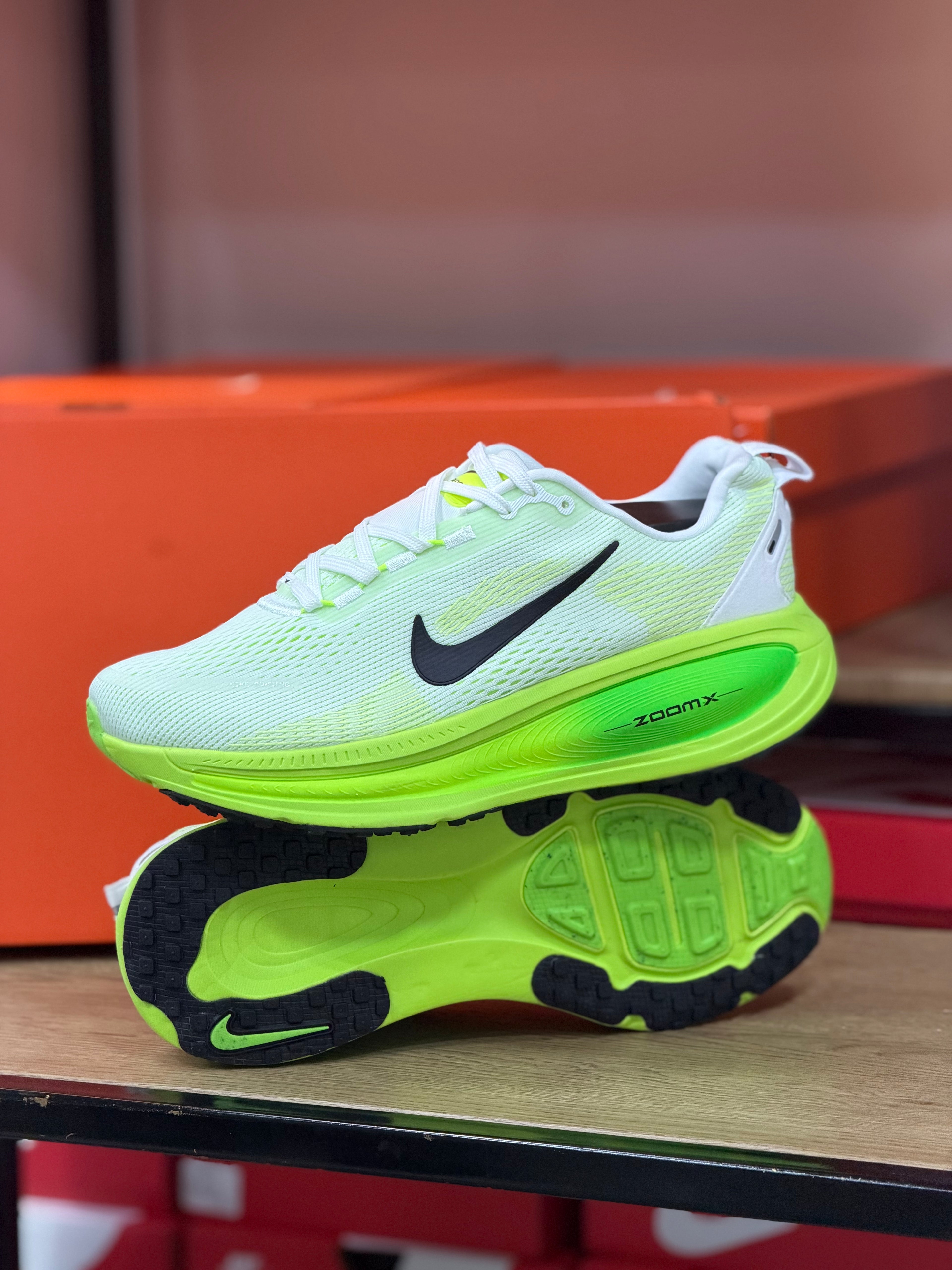 NIKE VOMERO 18
