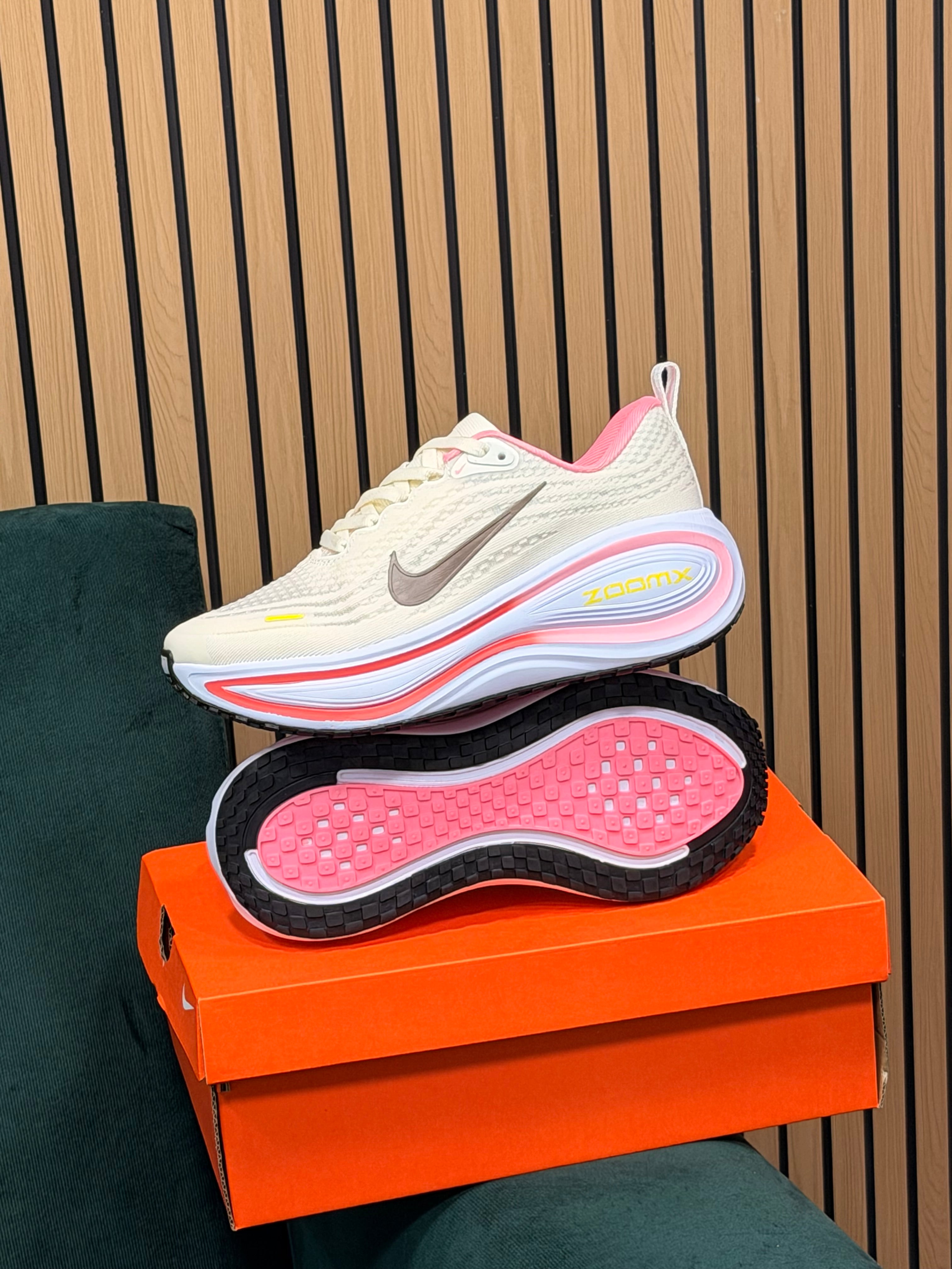NIKE VOMERO PLUS