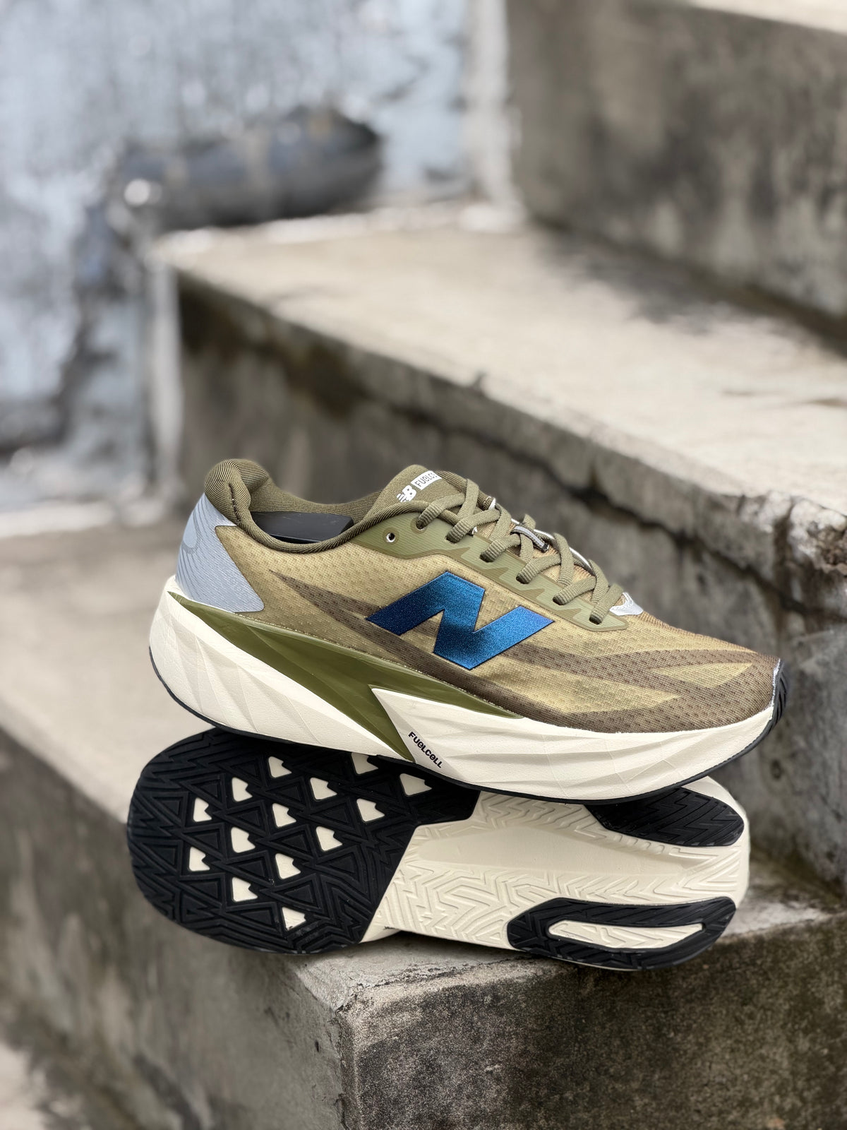 NEW BALANCE REBEL V5