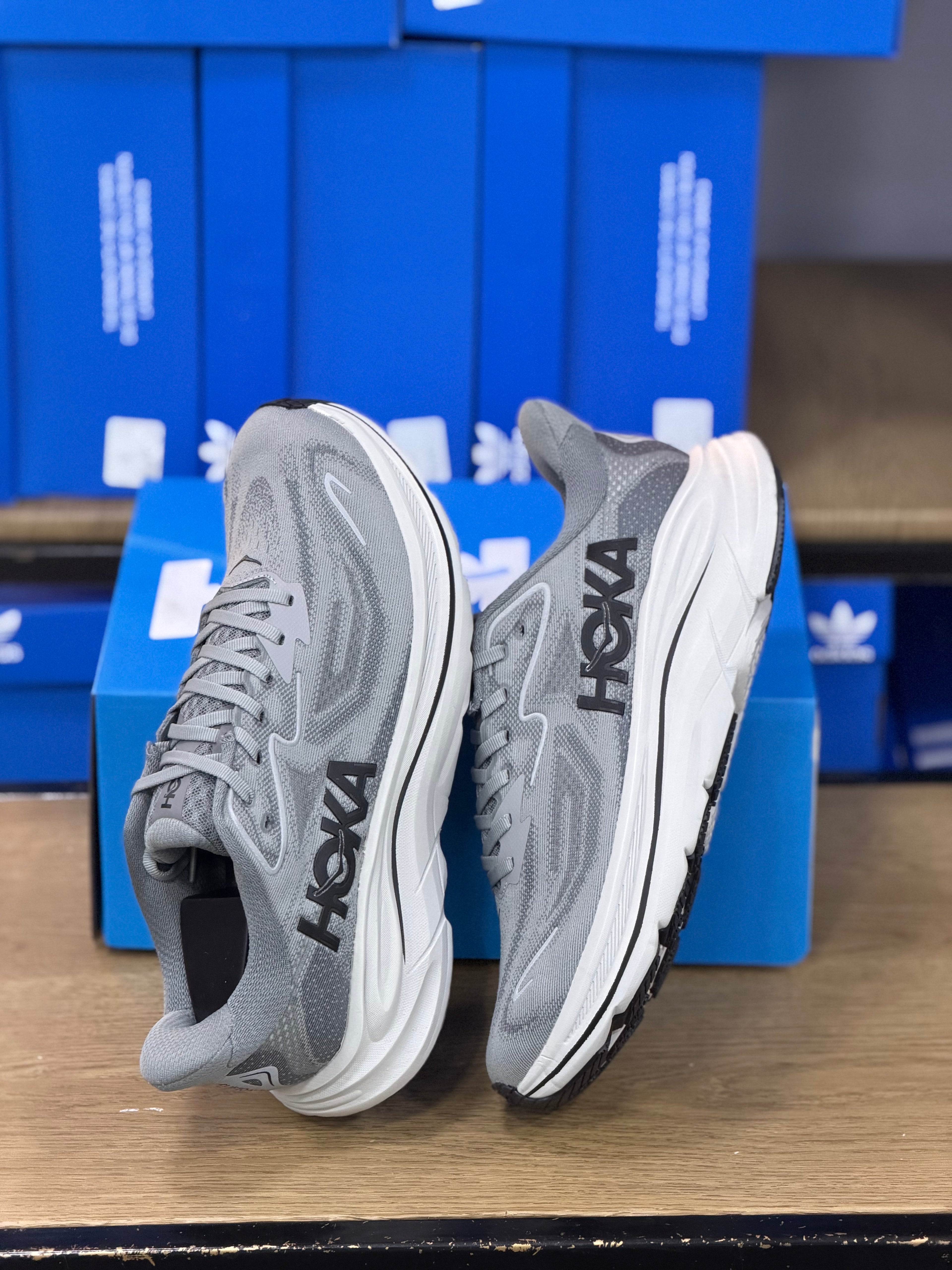 HOKA CLIFTON 10