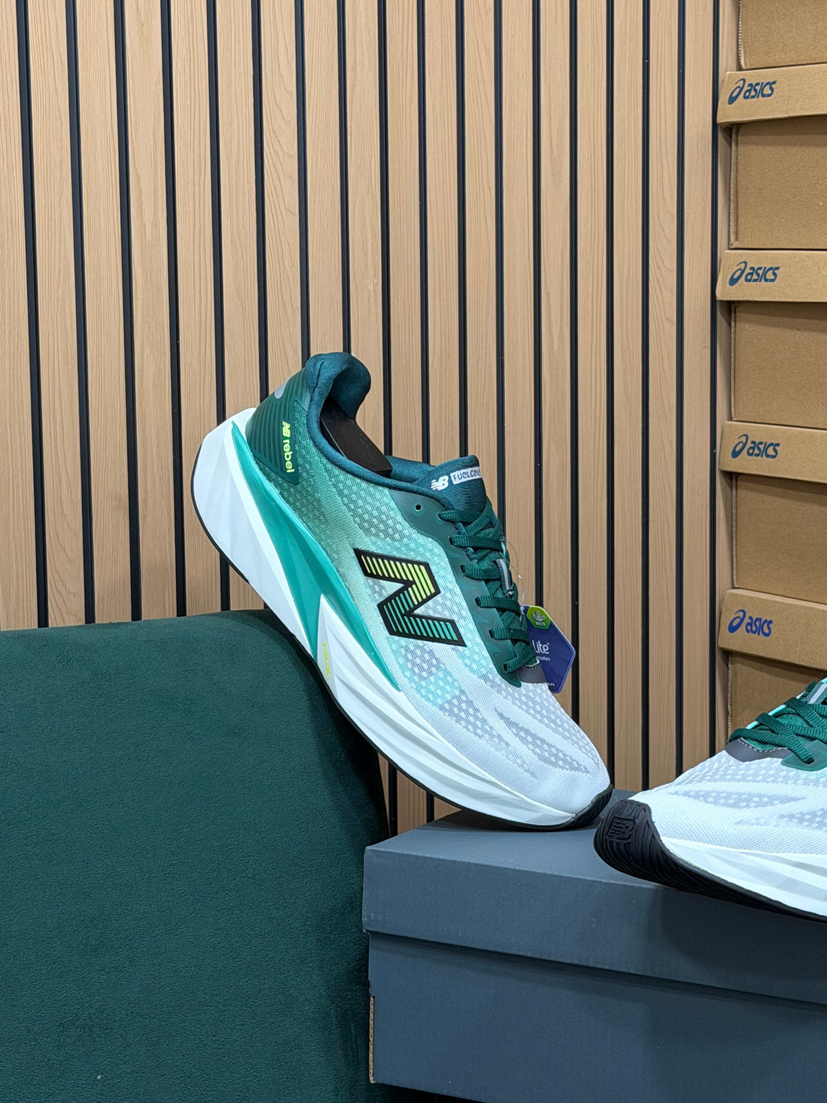 NEW BALANCE REBEL