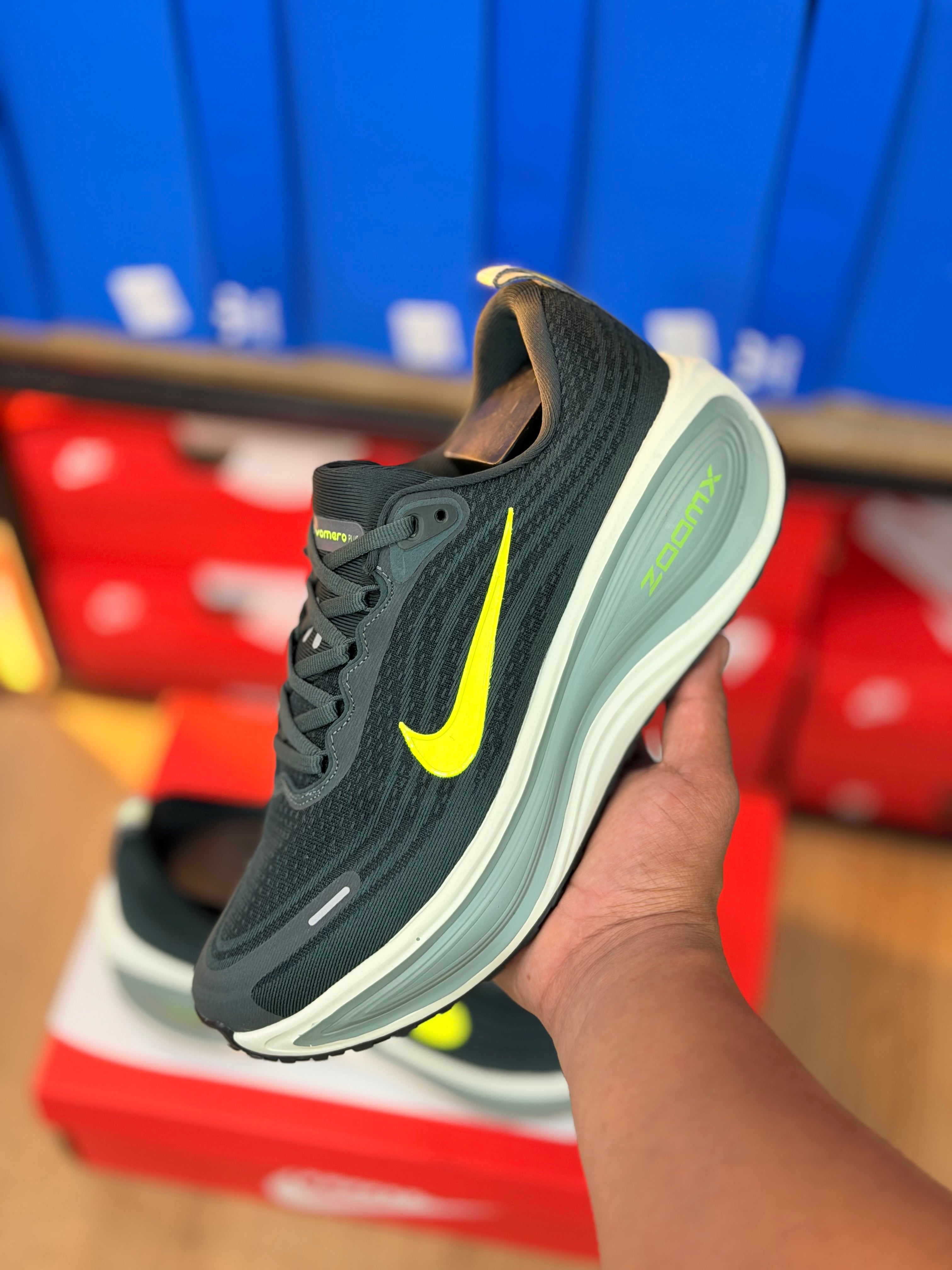 NIKE VOMERO PLUS