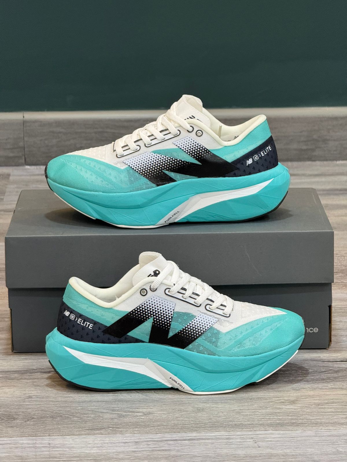 NEW BALANCE ELITE V4 HOMBRE