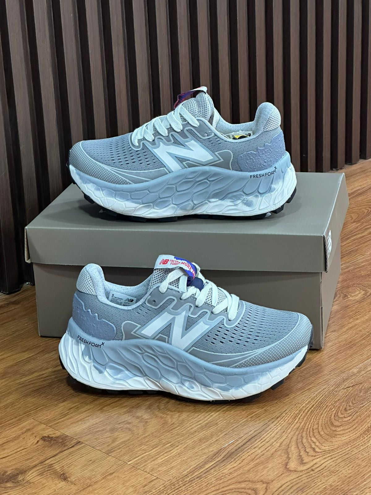 NEW BALANCE MORE V4 HOMBRE