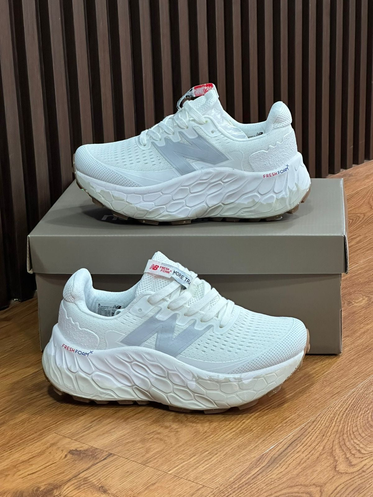 NEW BALANCE MORE V4 HOMBRE