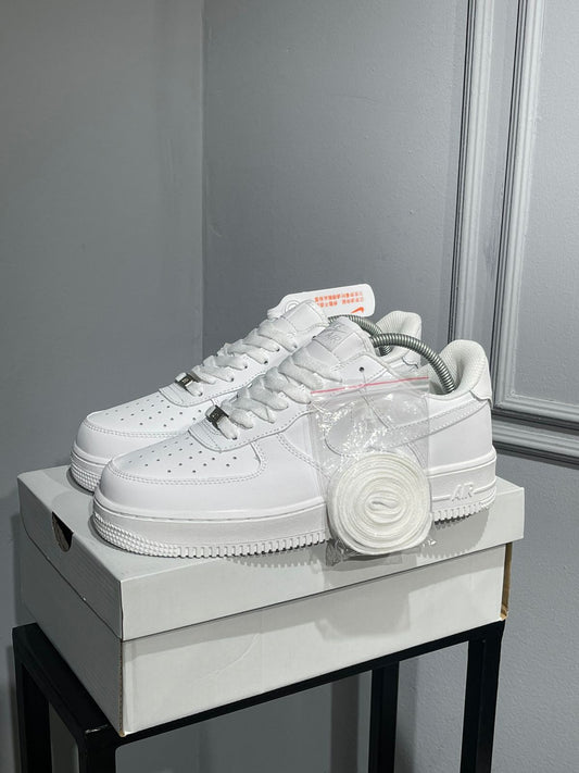 NIKE AIR FORCE 1 CLASSIC